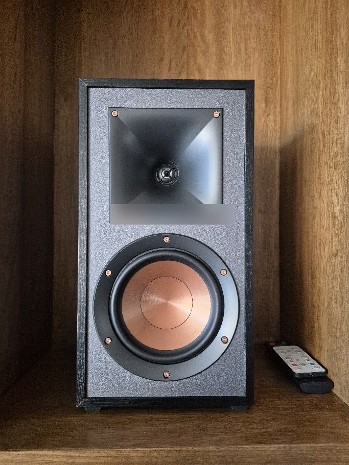 Parlante de audio residencial instalado en mueble, proyecto de Solutions Company