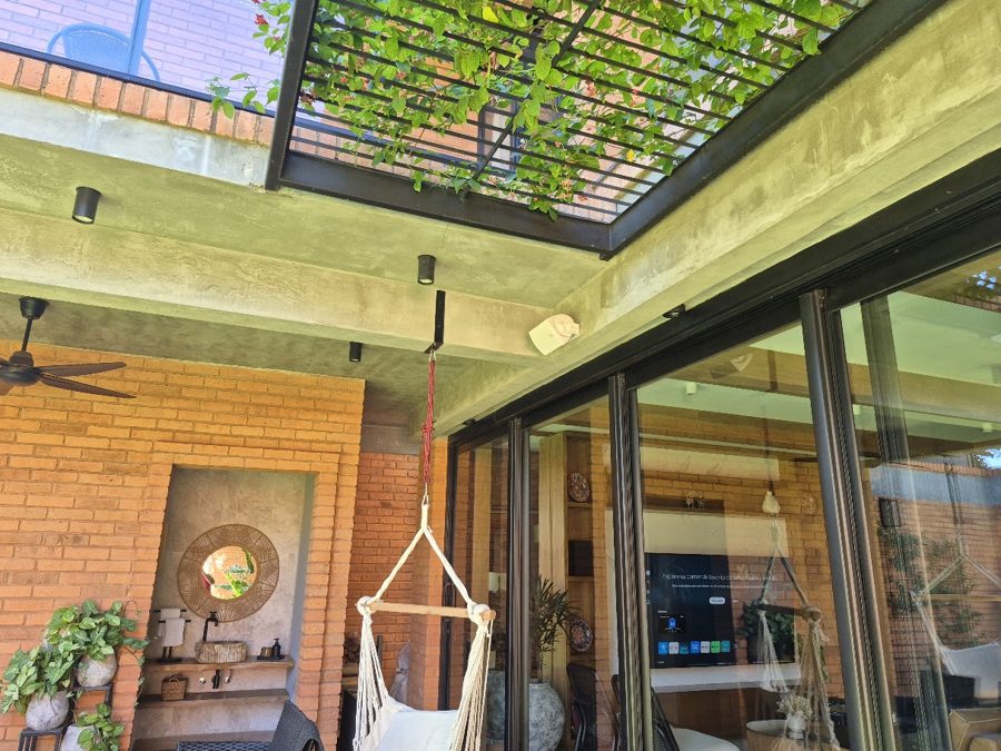 Living y patio integrado con parlantes de audio distribuido, proyecto de Solutions Company