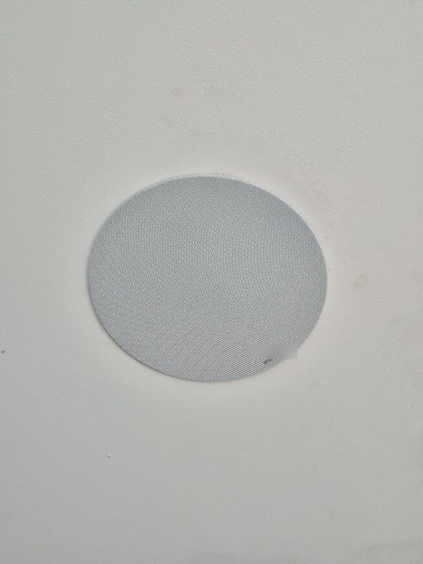 Parlante de audio embutido en cielorraso, proyecto de Solutions Company