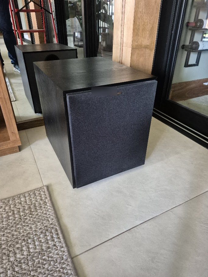 Subwoofers de audio residencial en showroom, proyecto de Solutions Company