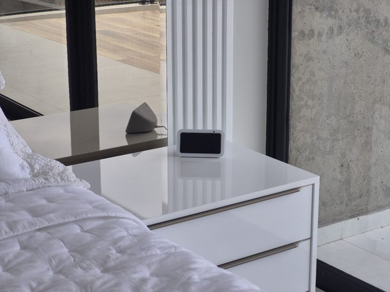 Pantalla inteligente de domótica en mesa de luz, proyecto de Solutions Company