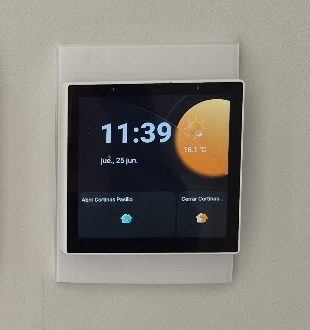 Panel de control domótico empotrado en pared, proyecto de Solutions Company