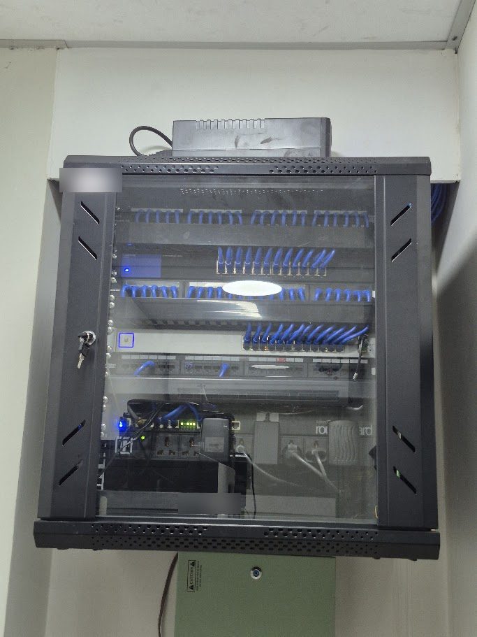 Gabinete rack de red y cableado estructurado prolijamente organizado, proyecto de Solutions Company