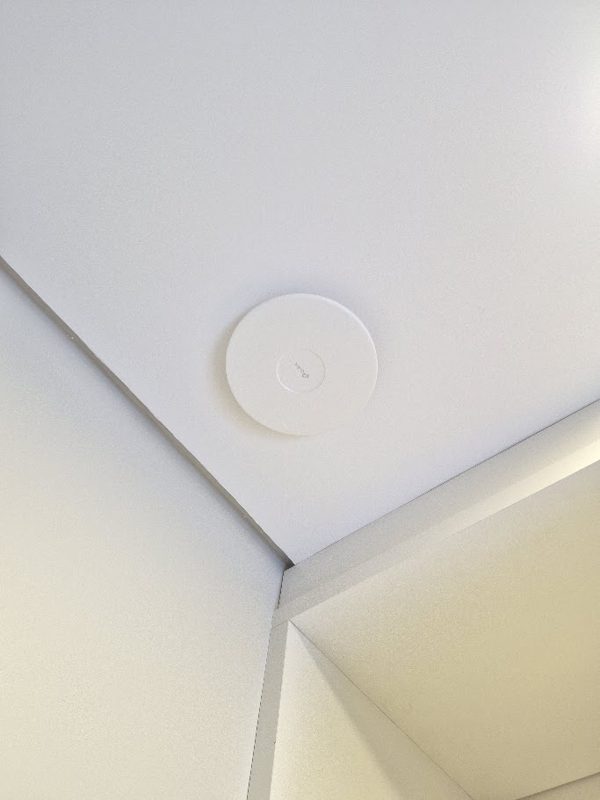 Access point de red WiFi instalado en cielorraso, proyecto de Solutions Company